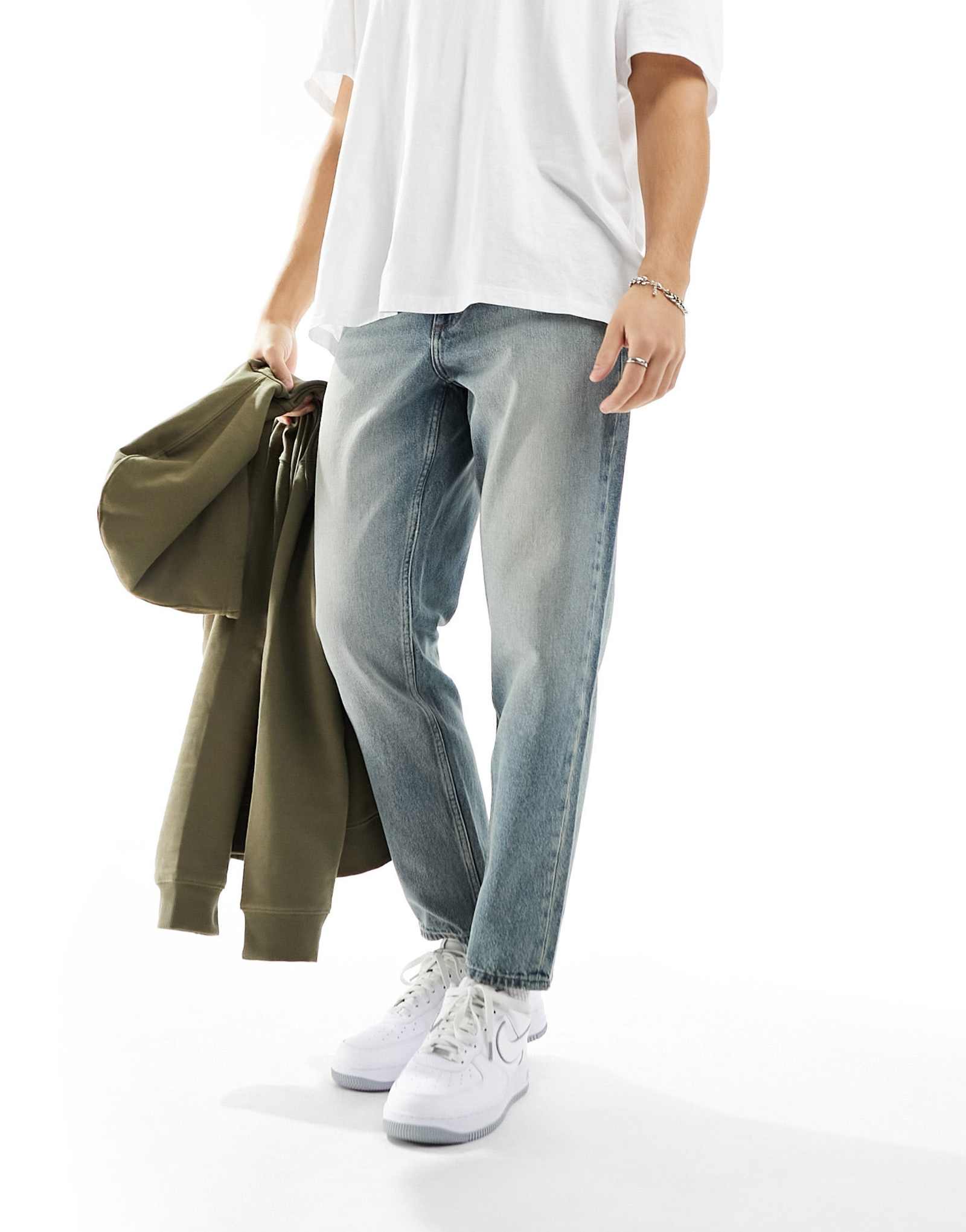 Классические жесткие джинсы ASOS DESIGN в винтажном светло-голубом цвете.