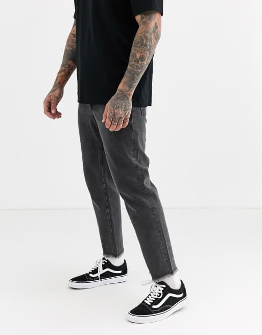 ASOS DESIGN – Classic – Svarta styva jeans med fransig fåll, 2 av 4