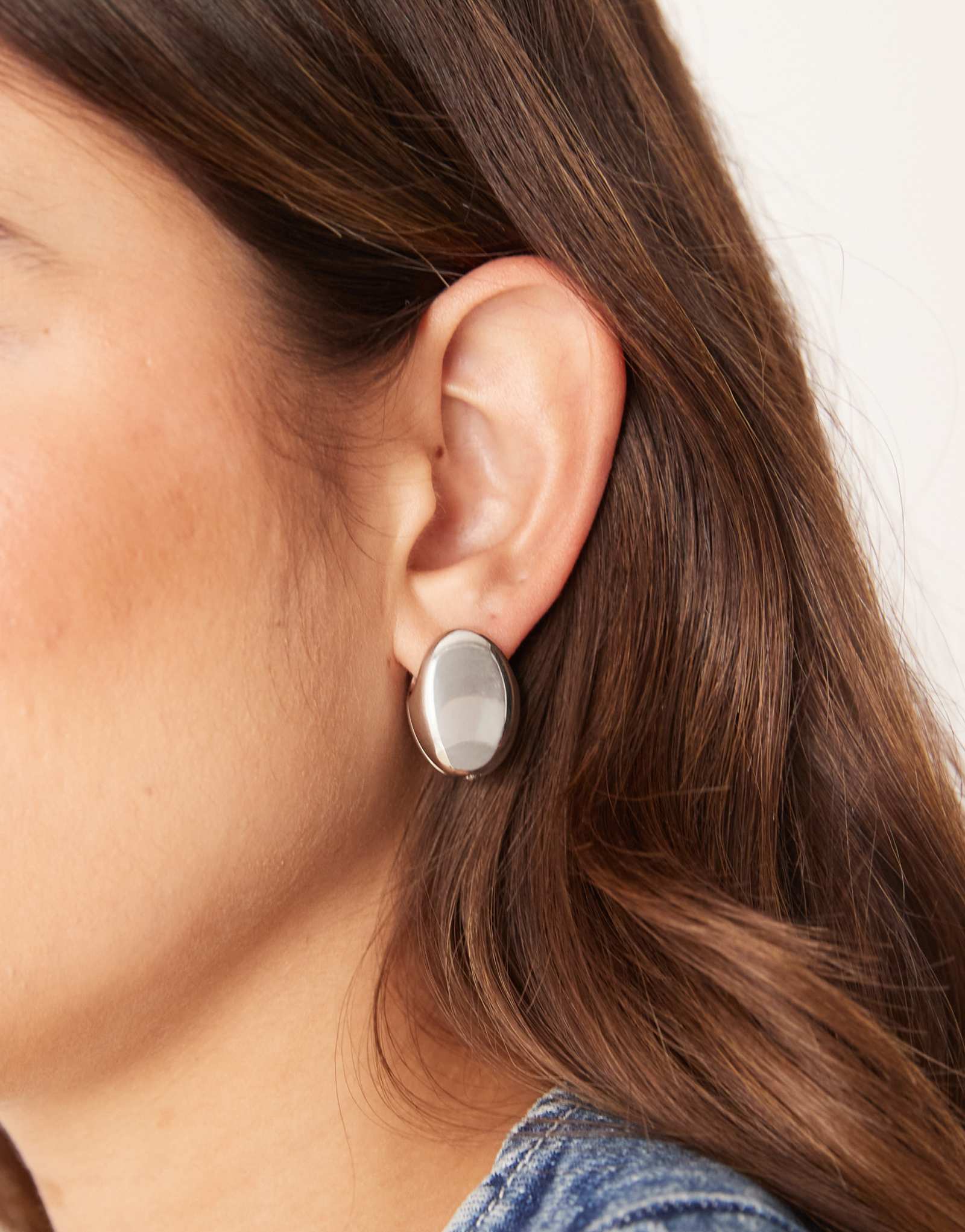 Серьги-гвоздики-кликеры ASOS DESIGN с чистым овальным дизайном серебристого оттенка