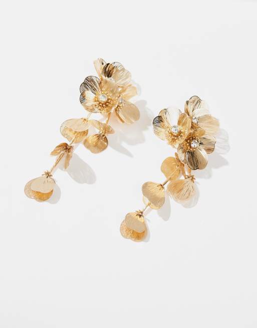 ASOS DESIGN - Clip-on oorhangers met 3D bloemenontwerp in goudkleur, 2 van 4