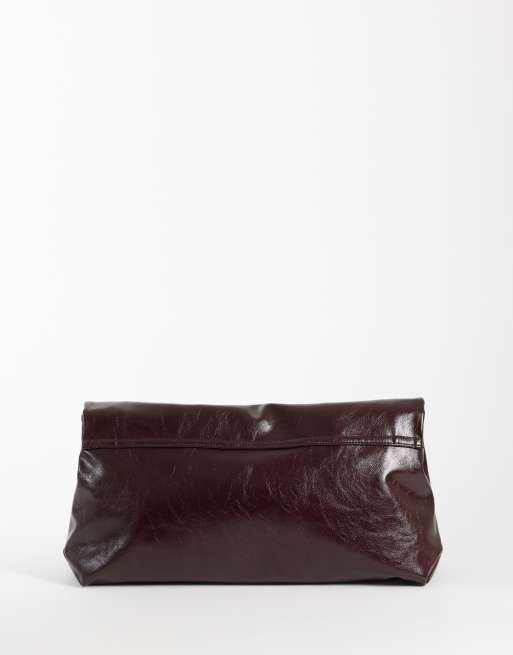 ASOS DESIGN - clutch extragrande en burdeos con detalle de herrajes, 4 de 4