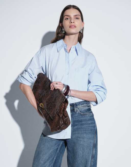 ASOS DESIGN - clutch grande y suave con estampado de serpiente y detalle metálico, 2 de 4
