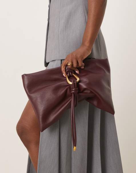 ASOS DESIGN – Clutch in Burgunderrot mit Metalldetail und gewickelter Umschlagklappe - view 1