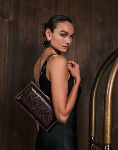 ASOS DESIGN – Clutch in Burgunderrot mit Schlangenmuster und quadratischem Metallrahmen - view 1