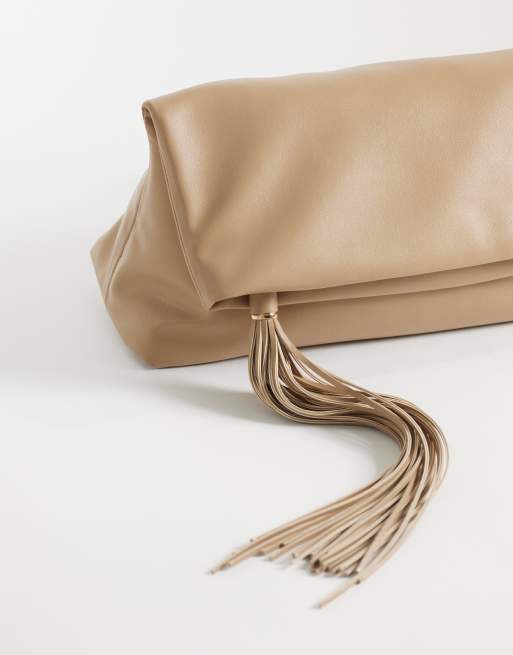 ASOS DESIGN – Clutch in Keksbraun mit Quasten und Reißverschluss, 3 von 4