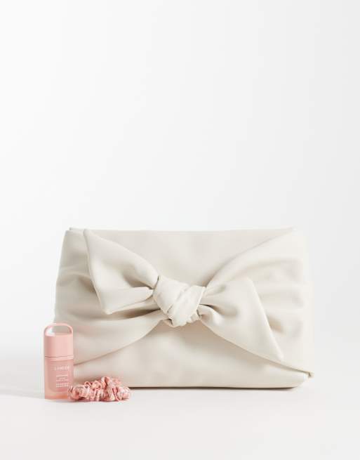 ASOS DESIGN – Clutch in Wollweiß mit großer Schleife vorne, 2 von 4