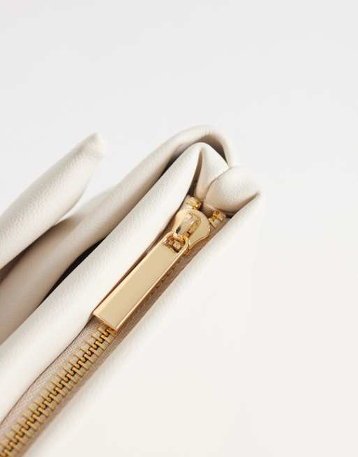 ASOS DESIGN – Clutch in Wollweiß mit großer Schleife vorne, 3 von 4