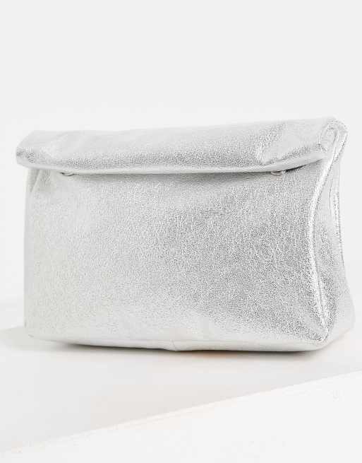 ASOS DESIGN - Clutch met opgerolde bovenkant in metallic zilver