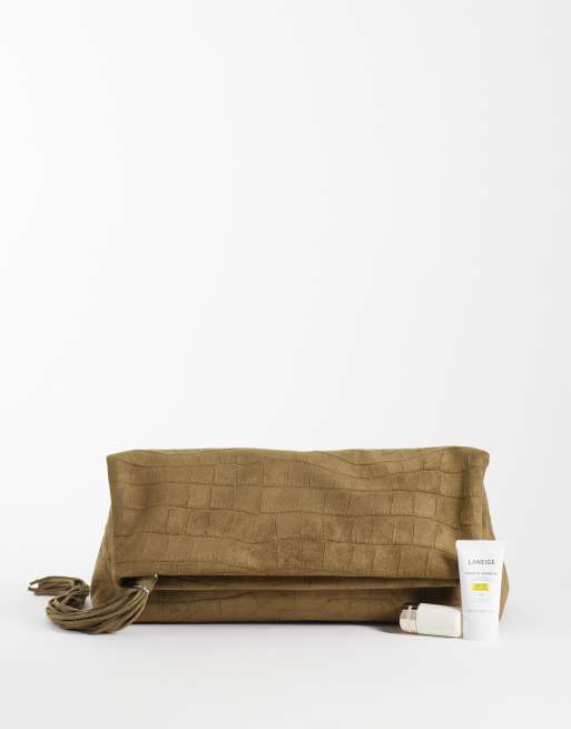 ASOS DESIGN Clutch mit Klappe in Krokoprägung in Khaki in Wildlederoptik, 2 von 4