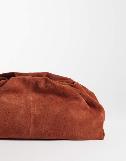 ASOS DESIGN clutch nube de ante en marrón tostado, 4 de 4