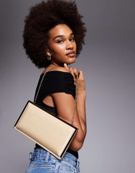 ASOS DESIGN - Clutch tas met coating, vierkant frame en krokodillenmotief in crème, 4 van 4