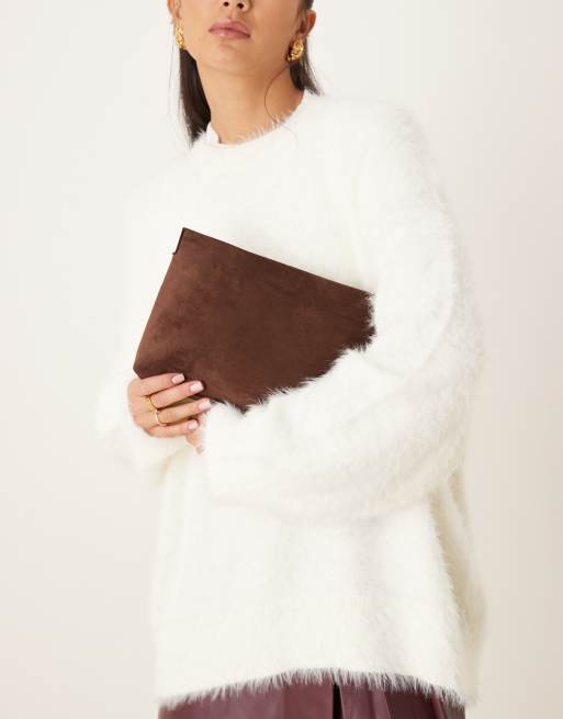 ASOS DESIGN - Clutch tas van imitatiesuède met rits aan de bovenkant in chocoladebruin, 4 van 4