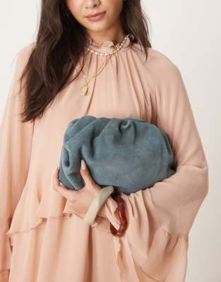 ASOS DESIGN - Clutch-Tasche aus hochwertigem Wildleder in Blau mit Wolken-Flair