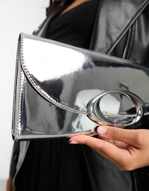 ASOS DESIGN - Clutch-taske med oval ringdetalje i metallisk sølvfarve, 2 af 4