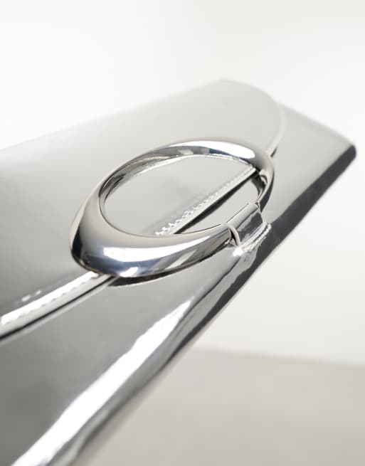 ASOS DESIGN - Clutch-taske med oval ringdetalje i metallisk sølvfarve, 3 af 4