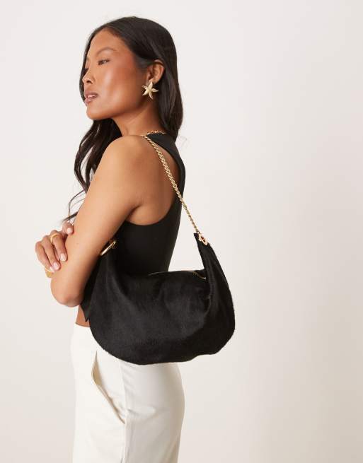 ASOS DESIGN - Clutchtasje met vacht en gouden hardware in zwart