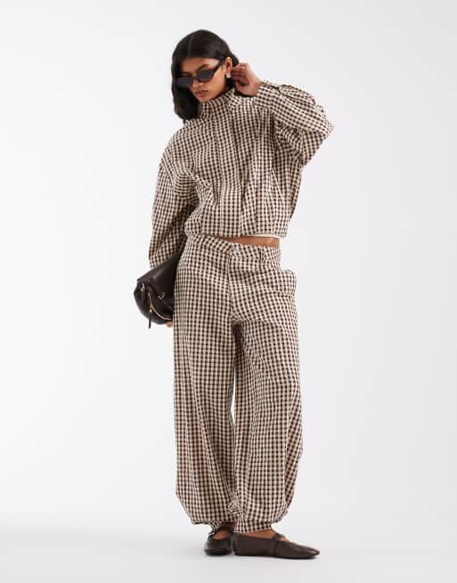 ASOS DESIGN co-ord bomber con collo a imbuto a quadri marroni, 2 di 4