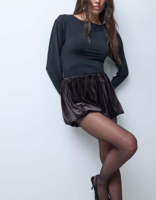 ASOS DESIGN co-ord fluwelen puffballshorts in chocoladebruin, 4 van 5