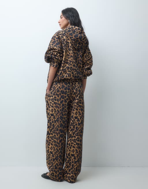 ASOS DESIGN co-ord jogger bombato con stampa leopardata animalier, 3 di 5