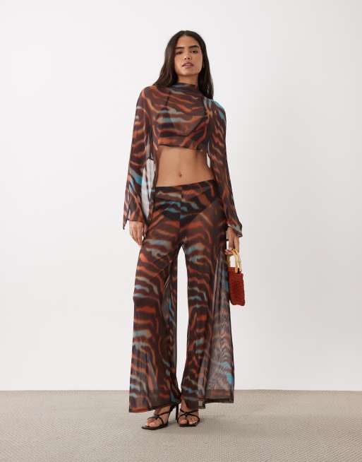 ASOS DESIGN - Coordinato con pantaloni e mantella in rete con stampa animalier marrone, 3 di 3