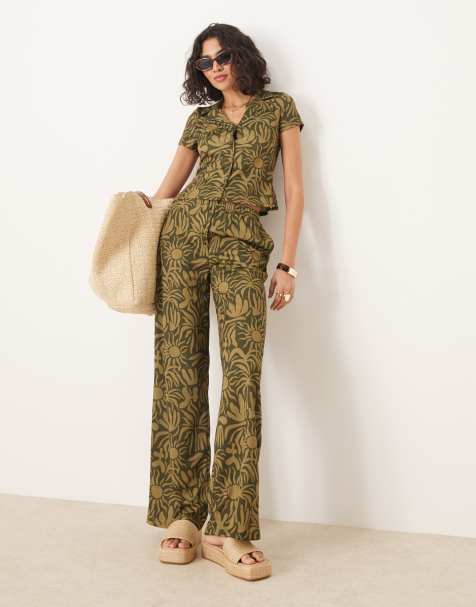 ASOS DESIGN - Co-ord set met kort overhemd met reverskraag en broek met bloemenprint in kaki - view 1