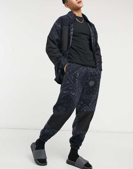 ASOS DESIGN - Co-ord set van trainingsjack van poolfleece en joggingbroek met paisley motief, 3 van 3