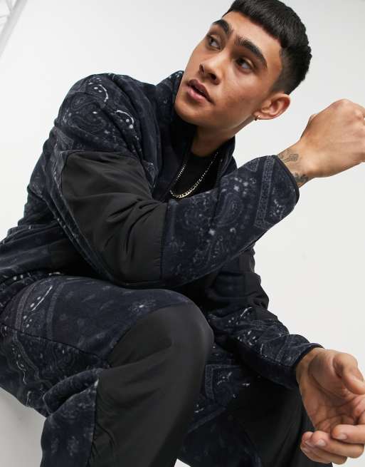 ASOS DESIGN - Co-ord set van trainingsjack van poolfleece en joggingbroek met paisley motief, 2 van 3