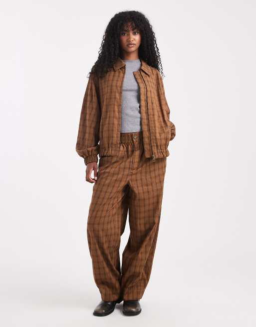 ASOS DESIGN - Co-ord set van geruite broek met textuur, wijde ronde pijpen en pull-on design en jack met pofzoom in mosterdgeel