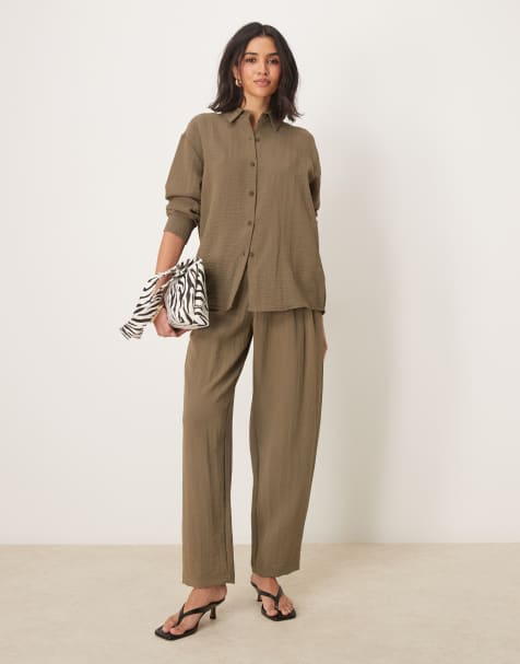 ASOS DESIGN - Co-ord set van overhemd en smaltoelopende broek met lipje in kaki - view 1