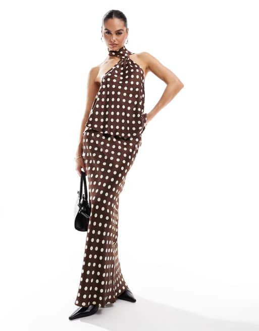 ASOS DESIGN - Co-ord set van satijn met hemdje met sjaal en maxi rok in chocoladebruin met stippenprint