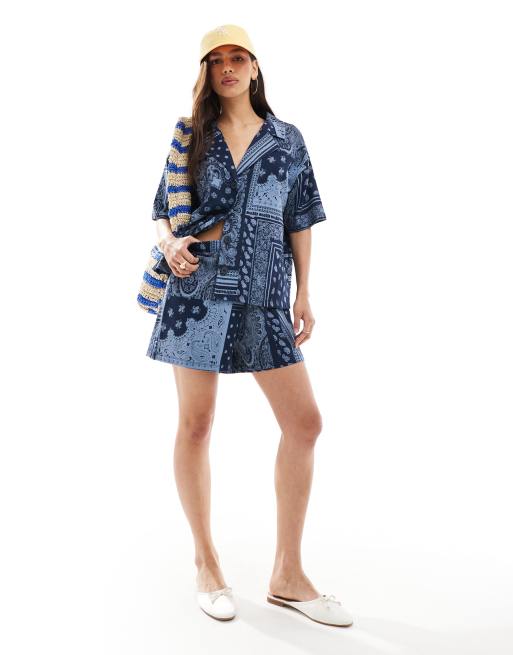 ASOS DESIGN - Co-ord set van surfshort en overhemd met bandanaprint in marineblauw