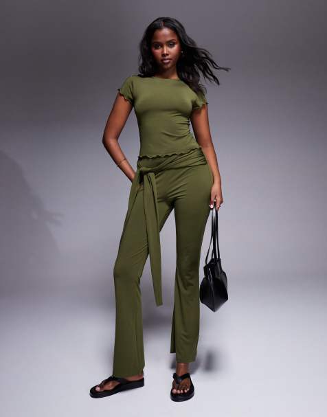 ASOS DESIGN - Co-ord set van top met korte mouwen en flare-broek van gladde stof in kaki - view 1