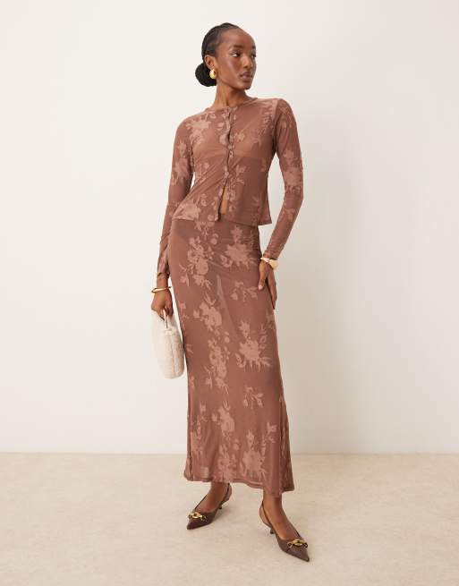 ASOS DESIGN - Co-ord set van vest met knoopsluiting en lange mouwen en maxi rok in bruin devoré