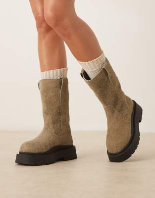 ASOS DESIGN - Coast - Kniehohe Schlupfstiefel aus angerautem Wildleder in Olivgrün mit dicker Sohle