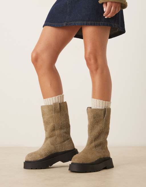 ASOS DESIGN – Coast – Olivgröna boots i borstad mocka i dra på-modell och grov sula, 2 av 4