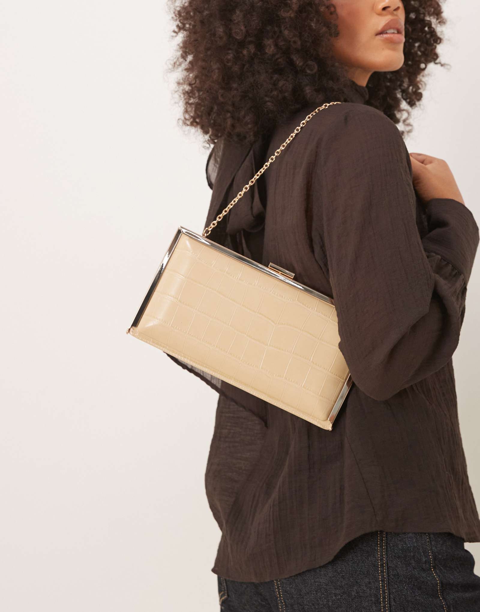 Дизайнерский клатч ASOS в квадратной оправе с покрытием из кремового крокодила