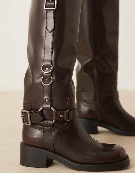 ASOS DESIGN – Cobra – Vinröda, knähöga boots med spännen och silverfärgade metalldetaljer, 3 av 4