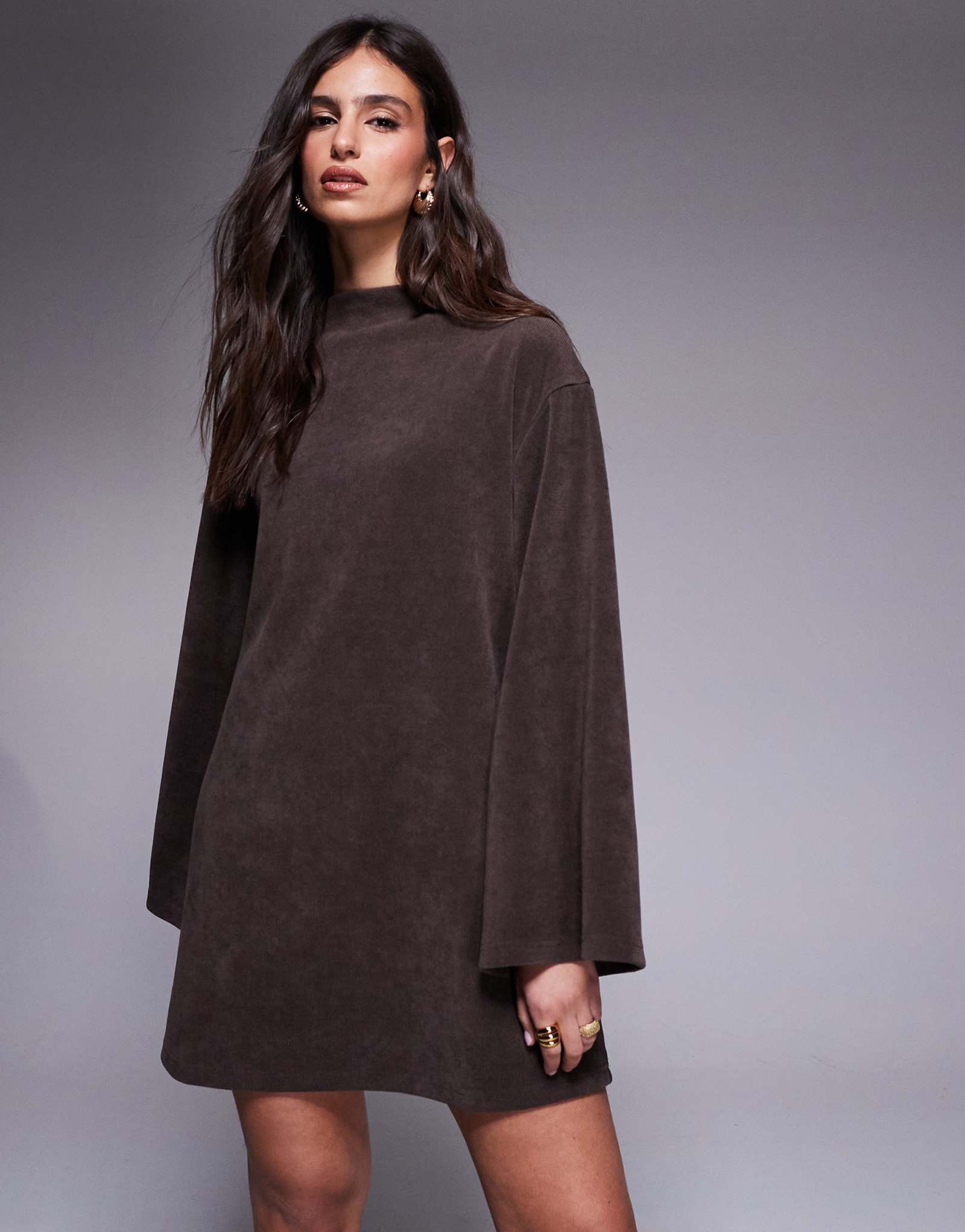 ДИЗАЙНЕРСКОЕ вельветовое мини-платье с рукавами-коконами ASOS шоколадного цвета