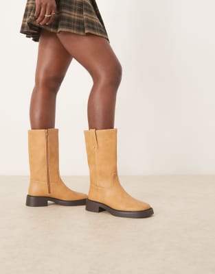 ASOS DESIGN - Colby - Kniehohe Trucker-Schlupfstiefel in Camel-Braun