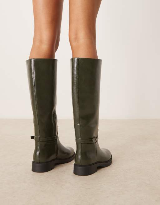 ASOS DESIGN – Cole – Flache, kniehohe Reiterstiefel in Wicked Green mit Metallverzierung