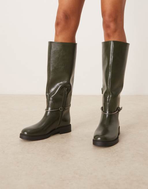 ASOS DESIGN – Cole – Flache, kniehohe Reiterstiefel in Wicked Green mit Metallverzierung
