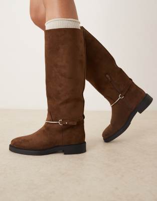 ASOS DESIGN - Cole - Flache, kniehohe Reitstiefel aus Wildlederimitat in Schokobraun mit Verzierung
