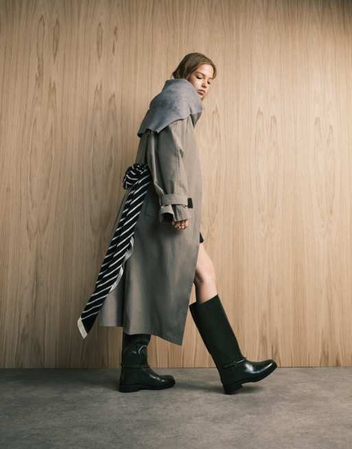 ASOS DESIGN – Cole – Flache, kniehohe Reiterstiefel in Wicked Green mit Metallverzierung