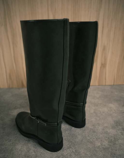 ASOS DESIGN – Cole – Flache, kniehohe Reiterstiefel in Wicked Green mit Metallverzierung