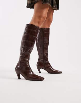 ASOS DESIGN - Colette - Kniehohe Stiefel in Kroko-Braun mit kantiger Spitze