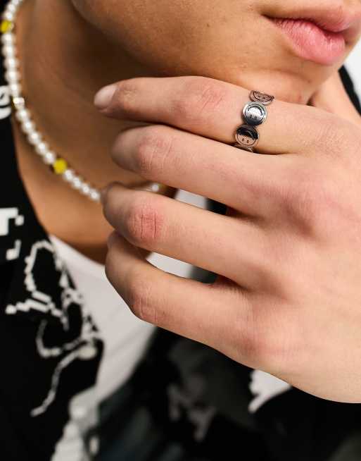 ASOS DESIGN - Collaborazione con Smiley - Anello a fascia in acciaio inossidabile resistente all'acqua con faccine 