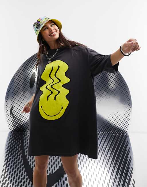 ASOS DESIGN - Collaborazione con Smiley - Vestito T-shirt oversize grigio antracite con grafica stampata su licenza di faccina gialla in rilievo