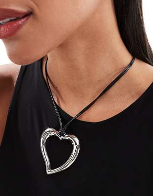 ASOS DESIGN - Collana argentata con dettagli in corda e cuore oversize