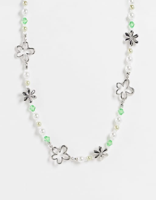 ASOS DESIGN - Collana color argento con ciondoli a forma di fiore, perline e perle sintetiche