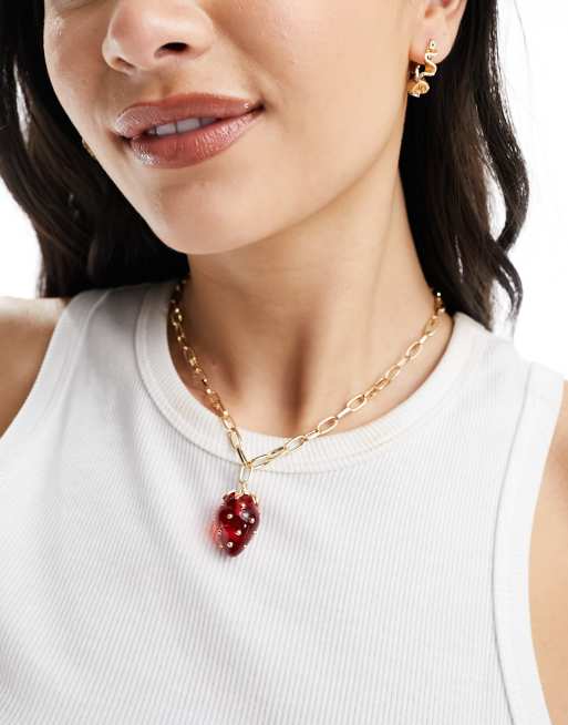 ASOS DESIGN - Collana color oro con catena a maglie aperte e ciondolo a forma di fragola